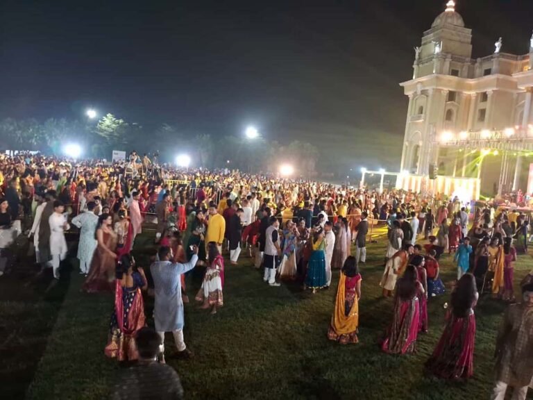Raas Garba Night 2024 Live : मध्यभारत का सबसे बड़ा गरबा नाईट.....देखते ही बन रहीं ललित महल की खूबसूरती....ये नहीं देखा तो क्या देखा...वीडियो