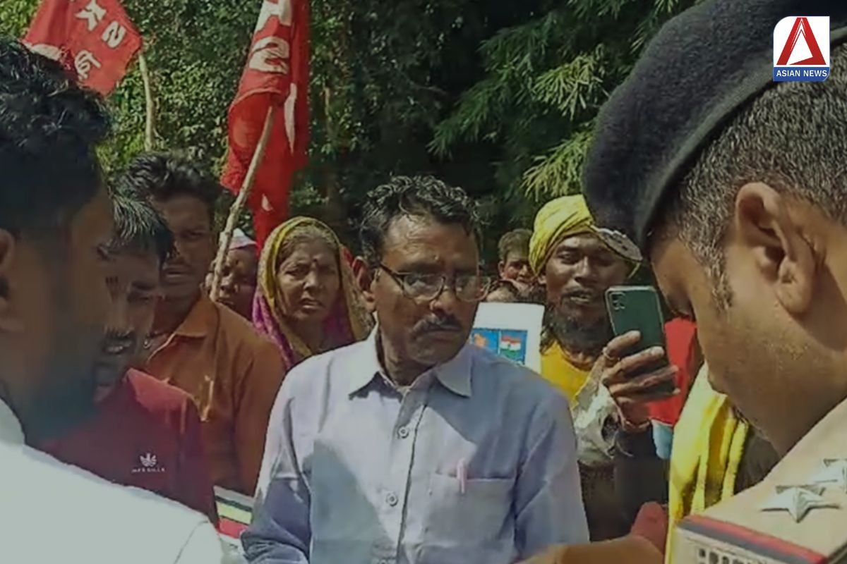 Narsinghpur News : भ्रष्टाचार की अर्थी लेकर पहुंचे ग्रामीण जिला कलेक्ट्रेट कार्यालय...जानें पूरा मामला