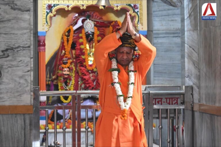 Gorakhpur News : गोरक्षपीठाधीश्वर की भूमिका में नजर आए सीएम योगी...देखें वीडियो