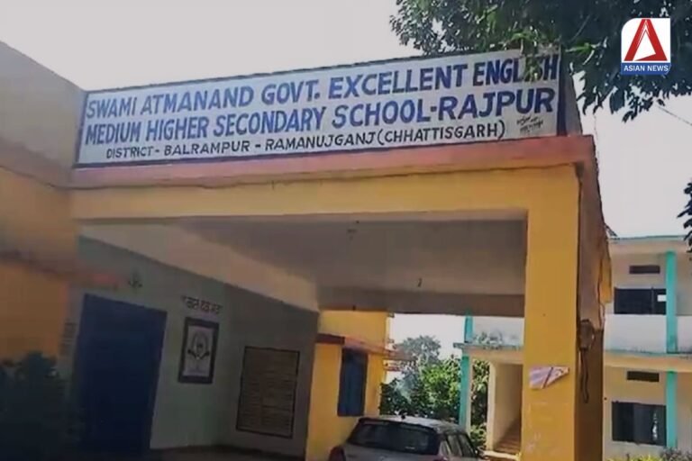 बलरामपुर छात्रों से मारपीट मामला : हटाए गए प्राचार्य...वीडियो