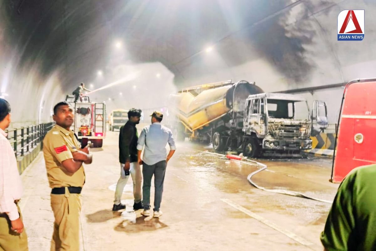 रीवा सीधी टनल : चलते ब्लकर में लगी आग दोनों हिस्सों से निकल रहा धुएं का गुबार...स्थानीय पुलिस मौके पर