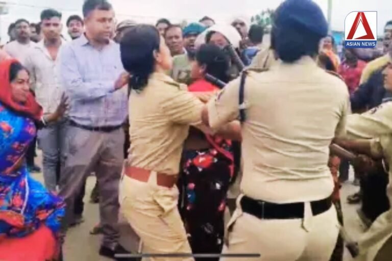 Balrampur News : भीड़ ने महिला एएसपी को पीटा, लाठी छीनी, चप्पल से भी मारा....