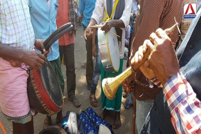 Diwali 2024 : रायपुर में एक बाजार ऐसा भी जहां फुल, मिठाई, दीया नहीं बल्कि कलाकारों का सौदा होता है...
