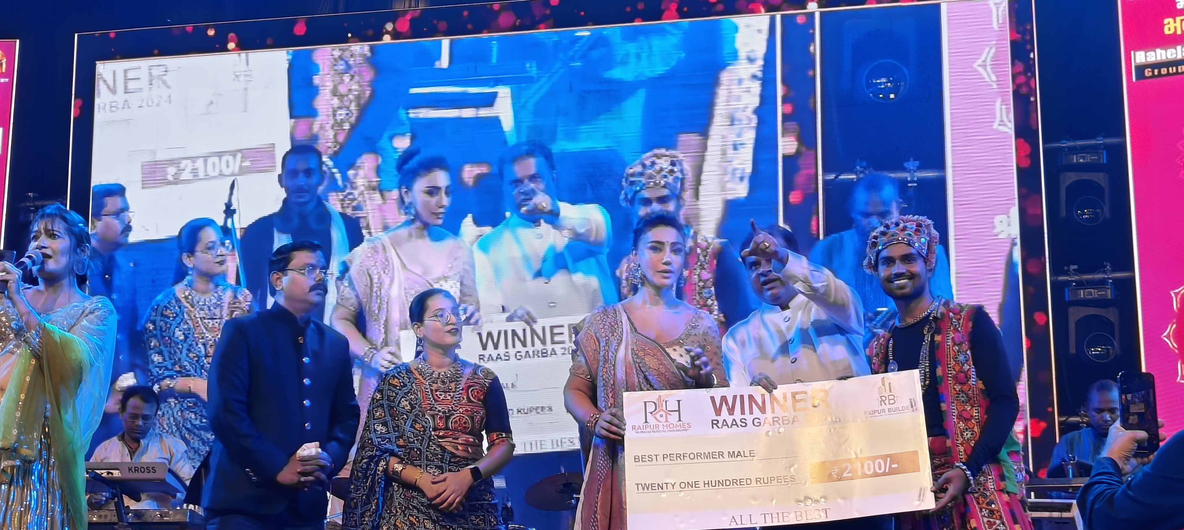 रास गरबा 2024: महक चहल और तोर्षा की मौजूदगी ने बढ़ाई शोभा, CMD सुबोध सिंघानिया और MD हर्षित सिंघानिया ने की सांस्कृतिक धरोहर की सराहना