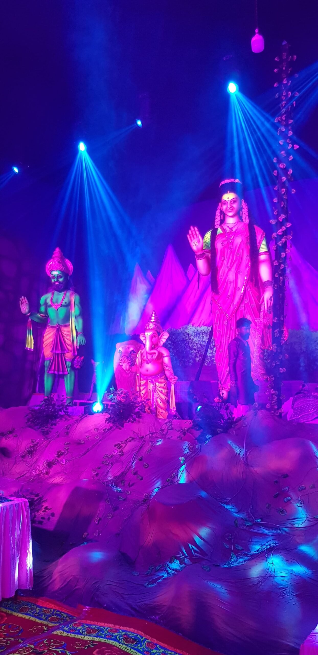 छत्तीसगढ़ का भव्य माता रानी का पंडाल: संघर्ष क्लब की अनोखी पहल, संरक्षक हर्षित सिंघानिया के नेतृत्व में 4 WhatsApp Image 2024 10 08 at 15.02.28 1 scaled