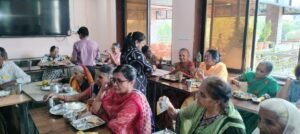 एक अच्छा काम "आओ बांटे खुशियां" : आनंद वृद्धा आश्रम अवंती विहार रायपुर में एशियन न्यूज ने वृद्धजनों के साथ बिताए कुछ खास पल... 5 e4e74e55 6fb2 4b47 84d7 2a4bbd1de467