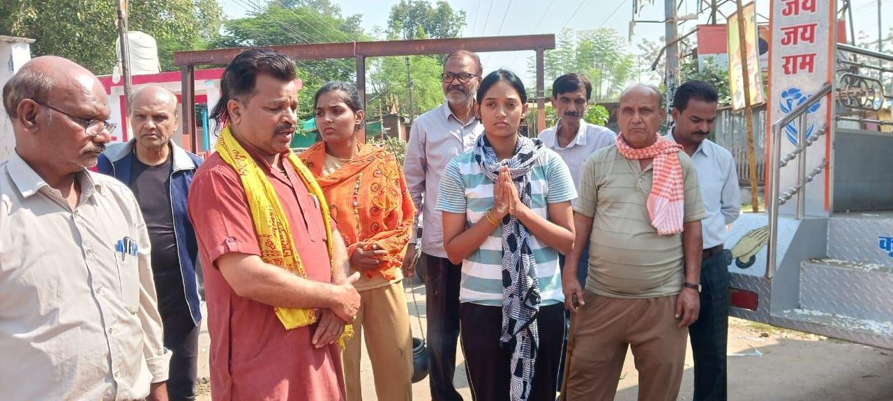 Manendragarh News बेटियों ने पिता का किया अंतिम संस्कार, पिता की थी अंतिम इच्छा, मृतक पत्रकार के नहीं कोई पुत्र