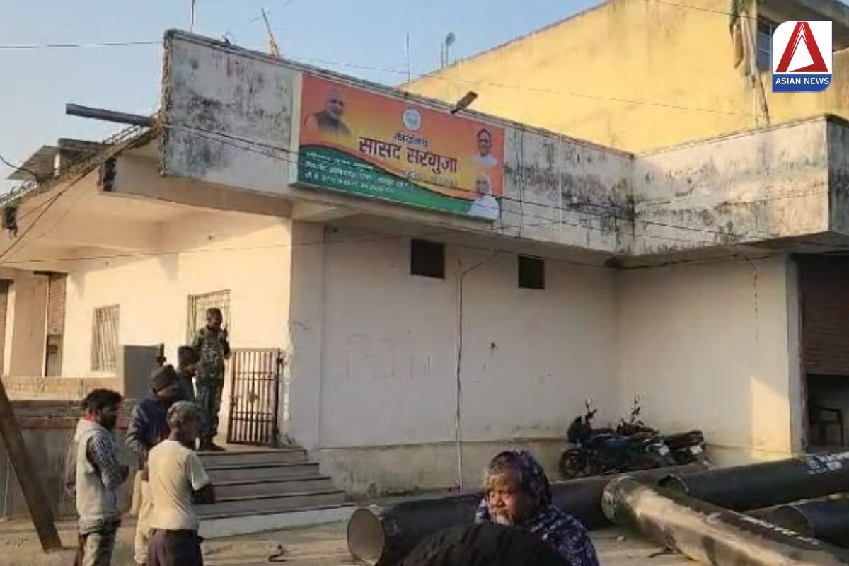 Ambikapur Breaking : सरगुजा सांसद चिंतामणि महाराज के घर में घुसा पाइप लोड ट्रेलर, बाल बाल बच्चे...बड़ी घटना टली