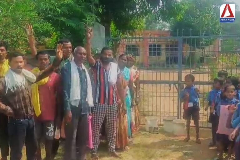Balod Breaking निलंबित शिक्षक को वापस लाने की मांग को लेकर तालाबंदी....