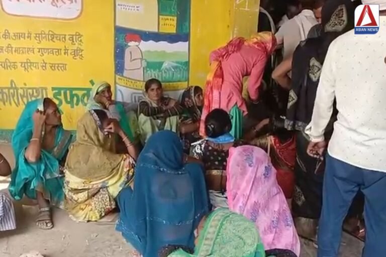 Banda Uttar Pradesh खाद की किल्लत से जूझ रहे किसान, प्रशासन मौन....