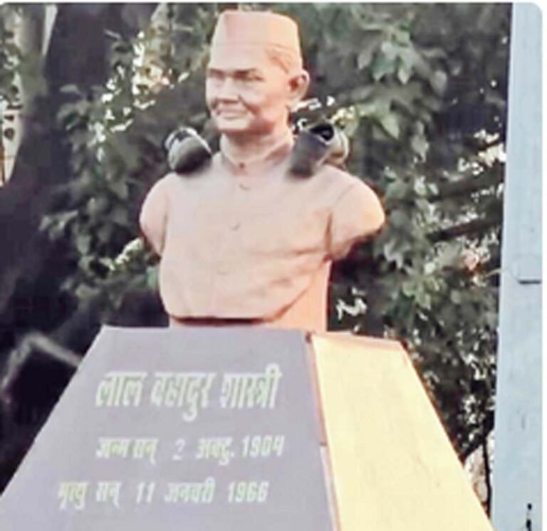 Bhopal News पूर्व प्रधानमंत्री का अपमान, प्रतिमा पर पहनाई जूतों की माला...जानें पूरा मामला