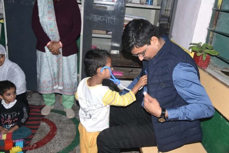 Bilaspur News : बच्चों से स्वास्थ्य जांच कराते नजर आए बिलासपुर कलेक्टर...देखें खूबसूरत तस्वीरें....
