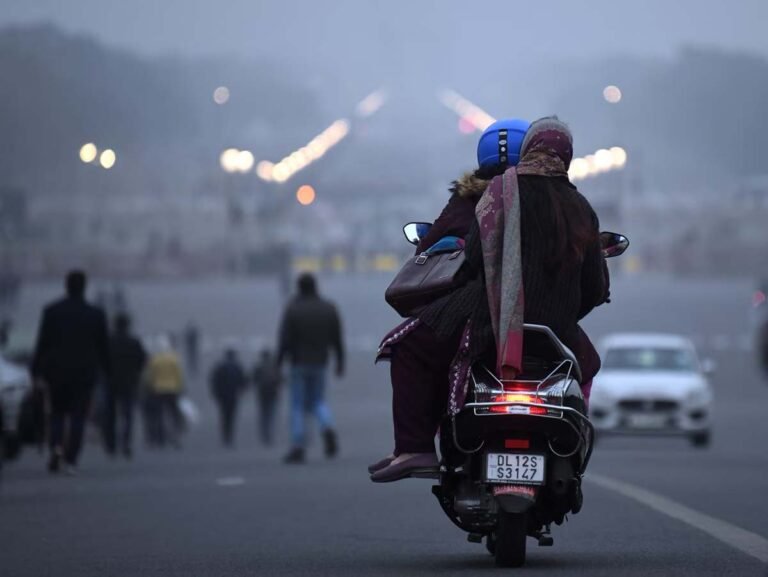 Delhi Weather News दिल्ली में दिखने लगा ठंड का असर.....
