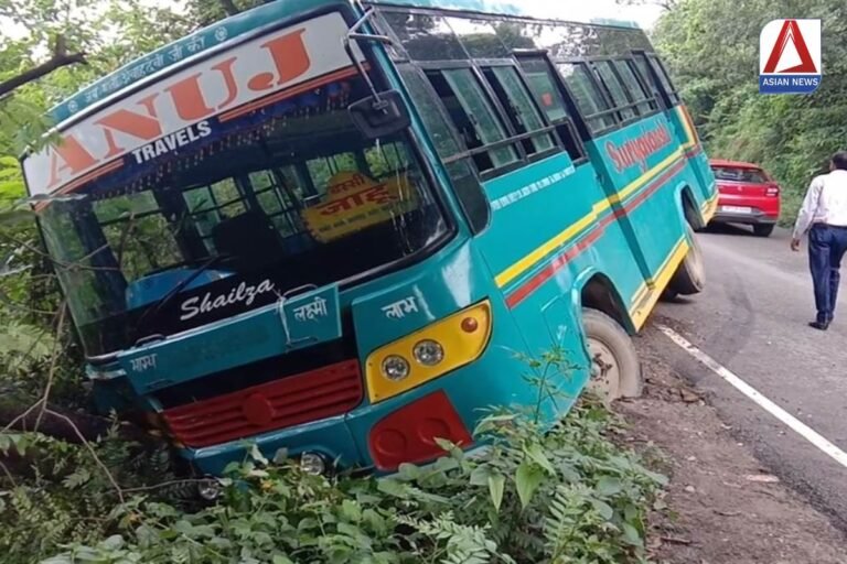 Hamirpur Bus Accident 40 मजदूरों को लेकर जा रही प्राइवेट बस पलटी, खिड़की तोड़कर बहार निकले यात्री