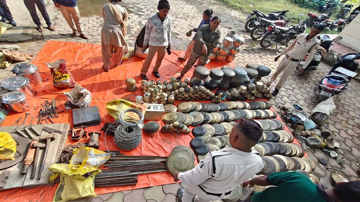 Jashpur News : तलाशी के दौरान जब कबाड़ व्यापारी से मिले 22 लाख रुपये नगद...आगे क्या हुआ...देखें वीडियो
