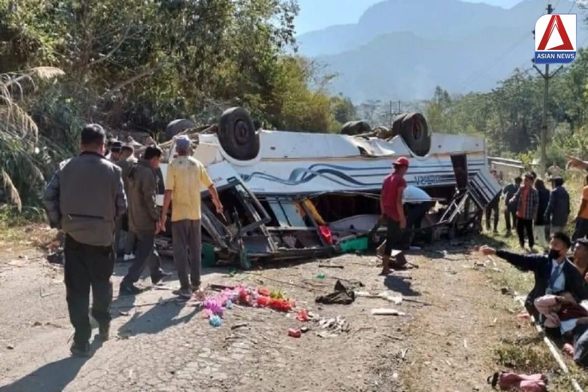 Khargone Bus Accident तेज रफ्तार यात्री बस अनियंत्रित होकर पलटी, 3 महिला समेत 1 बच्चे की मौके पर मौत