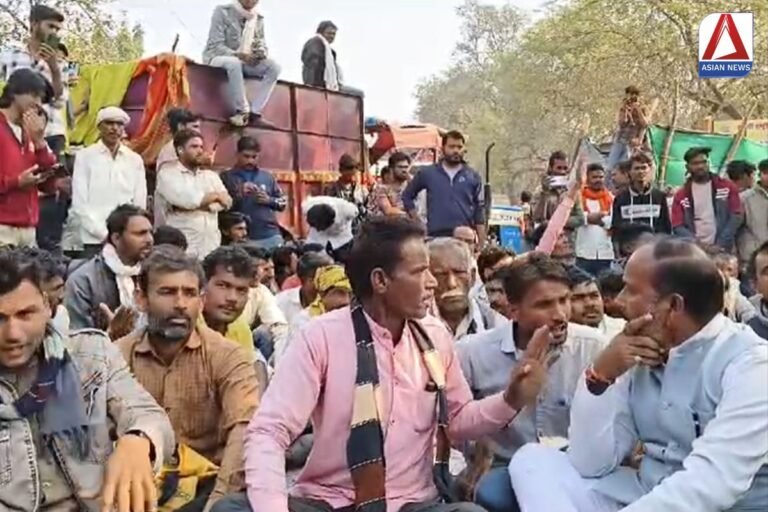 MP News गुस्साए किसानों ने किया चक्काजाम, सचिव पर दारू पीकर परेशान करने का आरोप