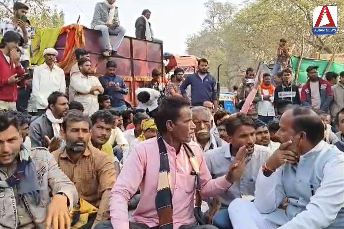 MP News : गुस्साए किसानों ने किया चक्काजाम, सचिव पर दारू पीकर परेशान करने का आरोप