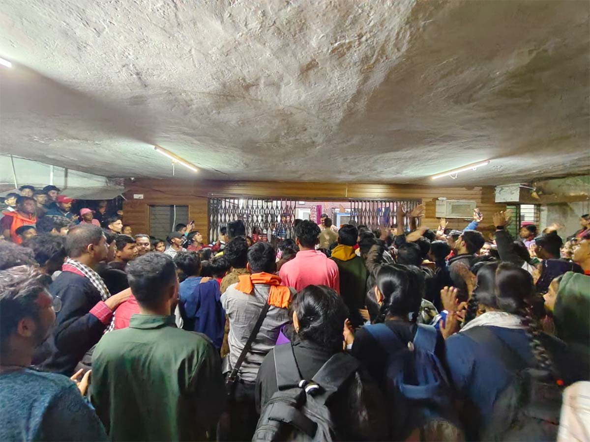 Raipur Breaking : प्रयास संस्था के बच्चों ने किया टिकरापारा थाने का घेराव...जानें मामला
