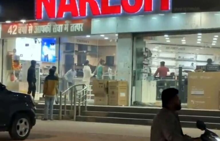 Raipur Crime : राजधानी में बदमाशों के हौसले बुलंद, इलेक्ट्रॉनि शो रूम में घुसकर युवक की पिटाई...वीडियो वायरल