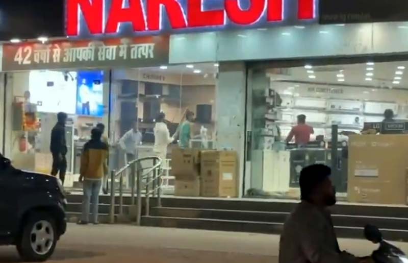 Raipur Crime : राजधानी में बदमाशों के हौसले बुलंद, इलेक्ट्रॉनि शो रूम में घुसकर युवक की पिटाई…वीडियो वायरल