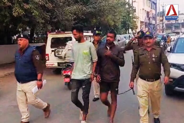 Rewa News प्रतिबंधित कफ सिरप सहित अवैध हथियारों के साथ पकड़े गए नशे के सौदागरों का पुलिस ने निकाला जुलूस