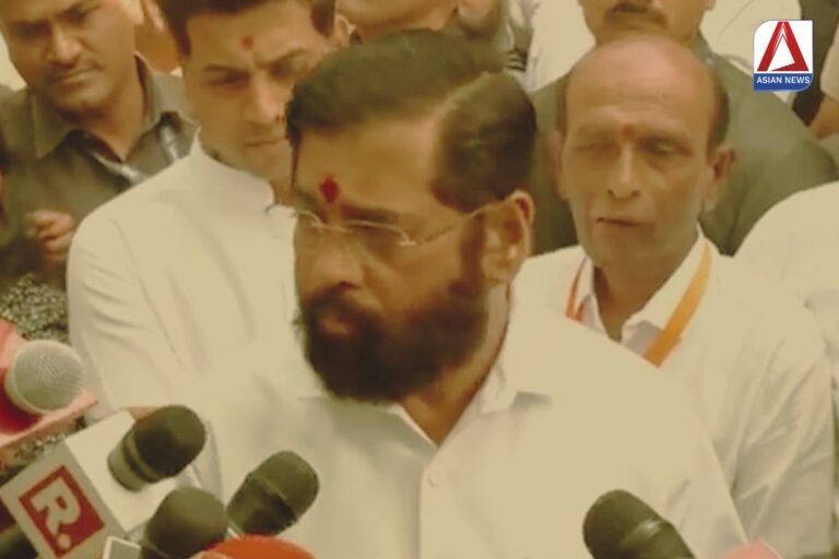 एकनाथ शिंदे अपने पूरे परिवार के साथ वोट डालने पहुंचे...देखें वीडियो