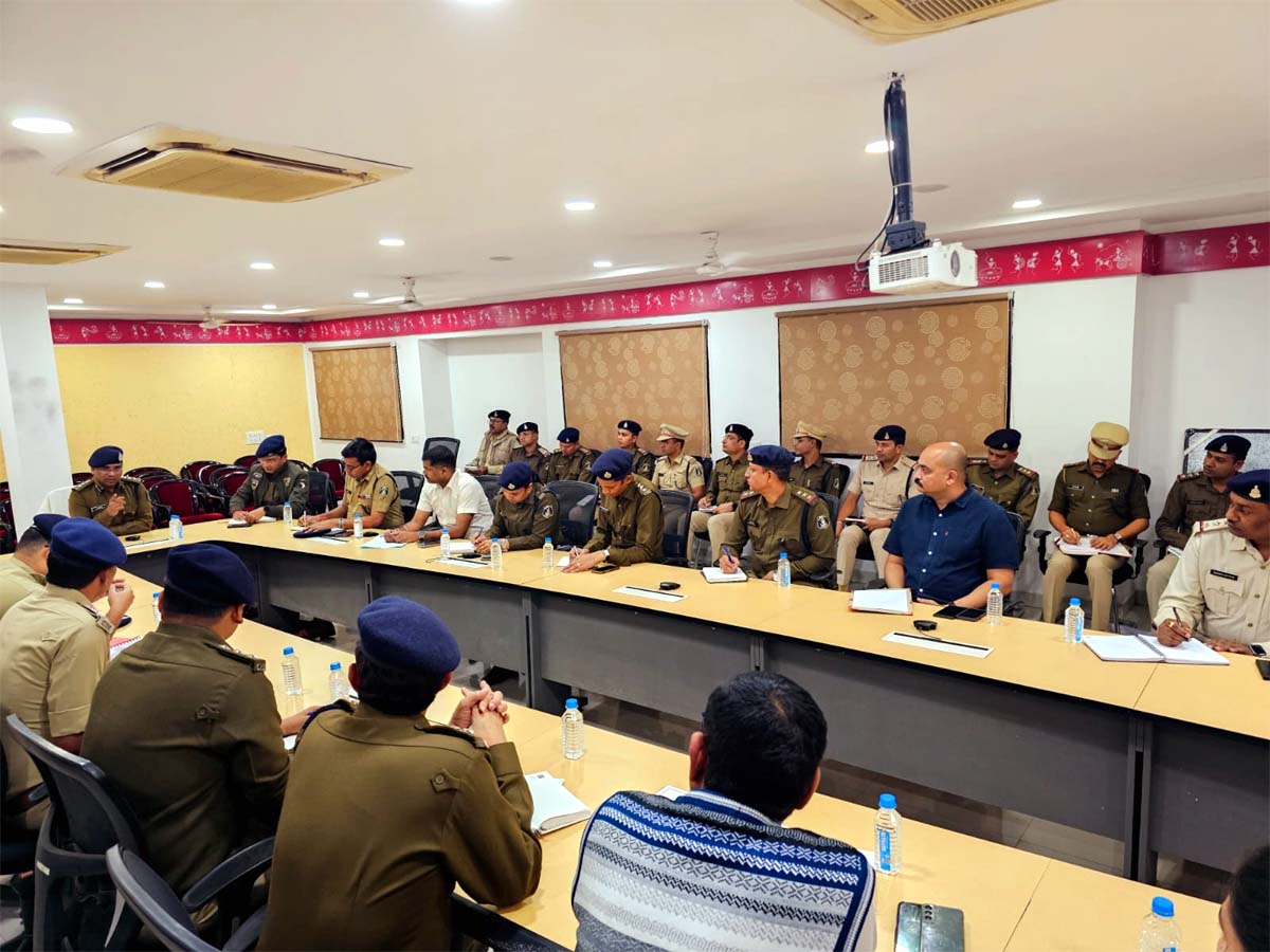 एक्शन में रायपुर पुलिस, देर रात SSP संतोष सिंह ने ली अधिकारियों की आपात बैठक