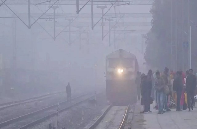 Railways canceled : सर्दियों में कोहरे का असर : रेलवे ने कई ट्रेनों को किया रद्द...