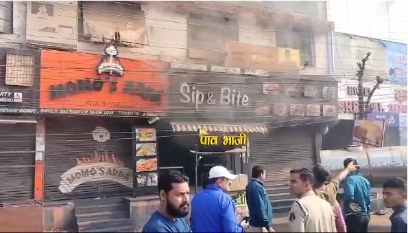 रायपुर : तेलीबांधा के कैफे SIP & BITE में लगी आग, पुलिस और दमकल मौके पर.....