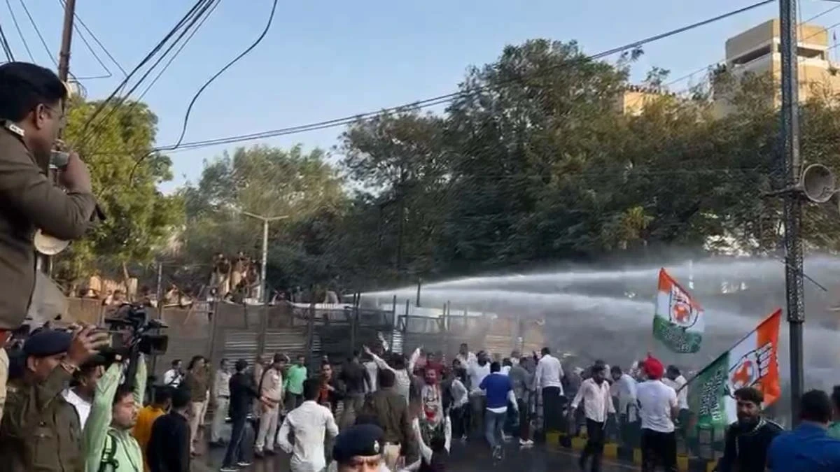 रायपुर में युवा कांग्रेस का मुख्यमंत्री निवास घेराव, पुलिस और कार्यकर्ताओं के बीच झड़प....