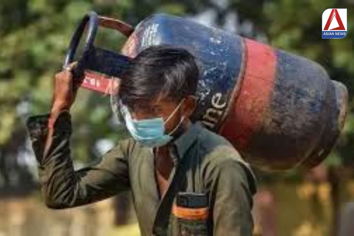 Commercial Gas Cylinder Price दिसंबर की शुरुआत में महंगाई का झटका भारत में कामर्शियल गैस सिलेंडर हुआ महंगा