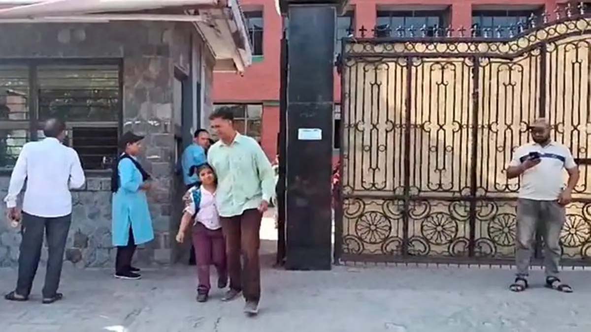 Delhi Breaking : DPS और GD गोयनका स्कूल को बम से उड़ाने की धमकी, छात्रों को घर भेजा गया, पुलिस अलर्ट