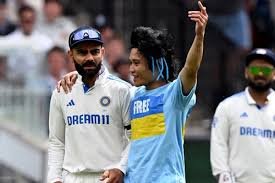 विराट कोहली से मिलने मैदान में घुसा फैन, सुरक्षा में चूक