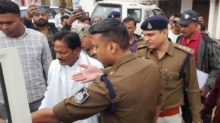 पूर्व सांसद कंकर मुंजारे गिरफ्तार, कर्मचारियों से दुर्व्यवहार का मामला.....