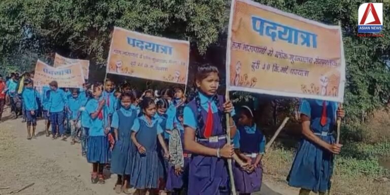 Gariaband News स्कूल के नन्हें छात्र निकले पद यात्रा में...देखें वीडियो
