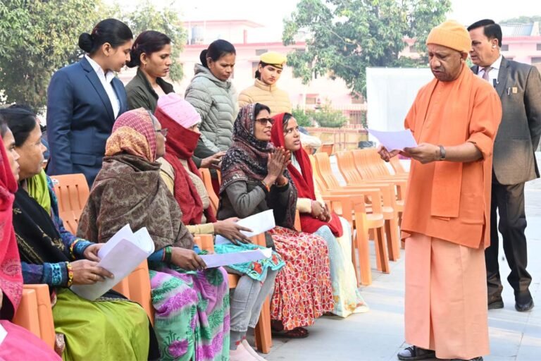 Gorakhpur Janta Darshan : हर पीड़ित की समस्या का समाधान करने को तत्पर और प्रतिबद्ध है सरकार : योगी आदित्यनाथ