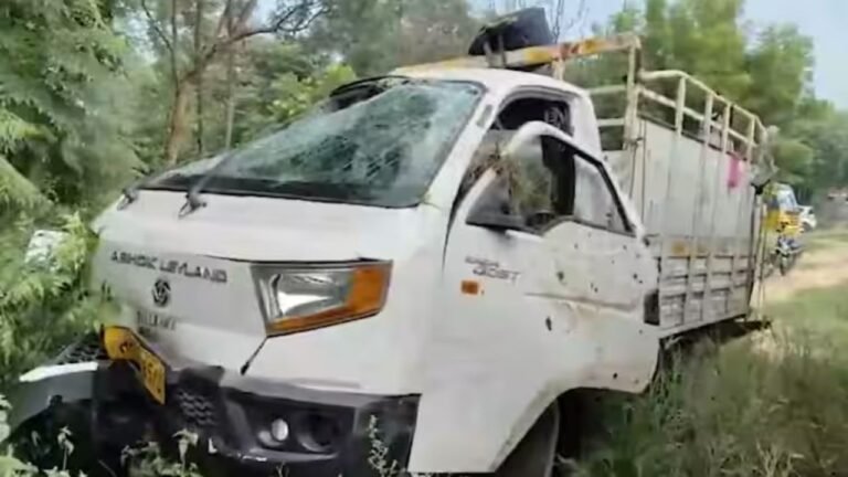 हाथरस सड़क हादसा: मैजिक सवारी गाड़ी और कंटेनर की भीषण टक्कर, 6 की मौत, कई घायल