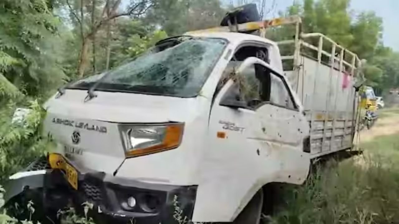 हाथरस सड़क हादसा: मैजिक सवारी गाड़ी और कंटेनर की भीषण टक्कर, 6 की मौत, कई घायल