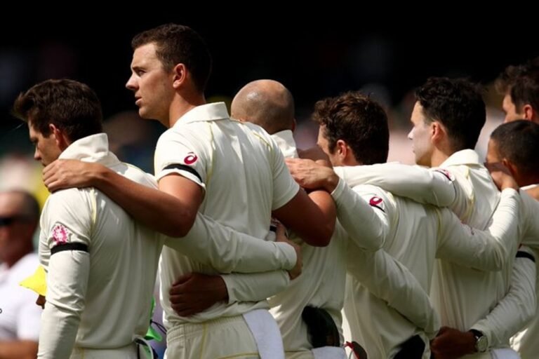 In Adelaide, Australian players paid tribute to Phil Hughes by wearing black bands, you will also salute after knowing the reason.