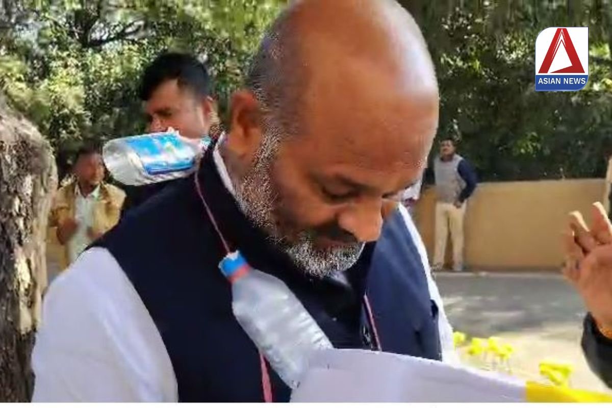 MP Assembly Winter Session : शराब के बोतलों की माला पहनकर पहुंचे विधायक...वॉच वीडियो...