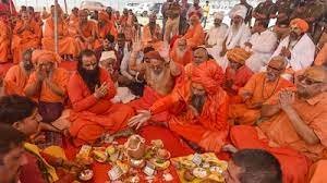 Mahakumbh 2025 : निरंजनी अखाड़े ने धर्म ध्वज स्थापित कर महाकुंभ की शुरुआत की....