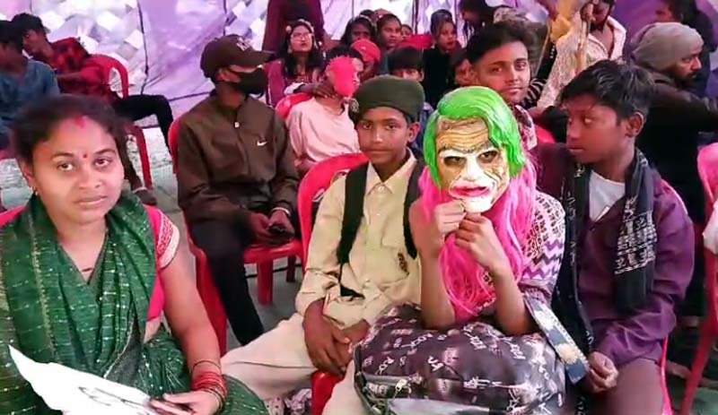 Manendragarh News नगर पंचायत खोंगापानी में अनोखी बहुरूपिया प्रतियोगिता का