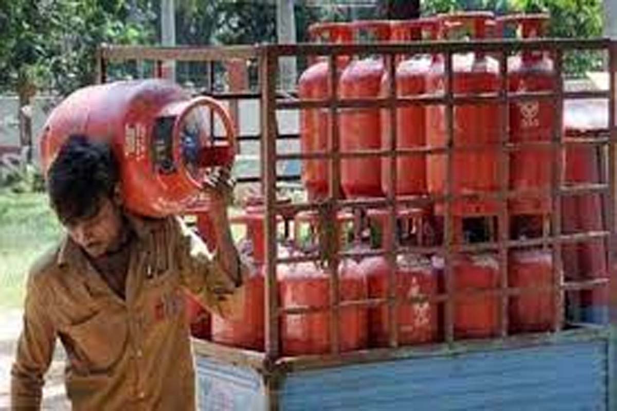 OTP बताने पर मिलेगा सिलेंडर, नया नियम आधे शहर में लागू आधे में नहीं, लोगों को हो रही परेशानी...