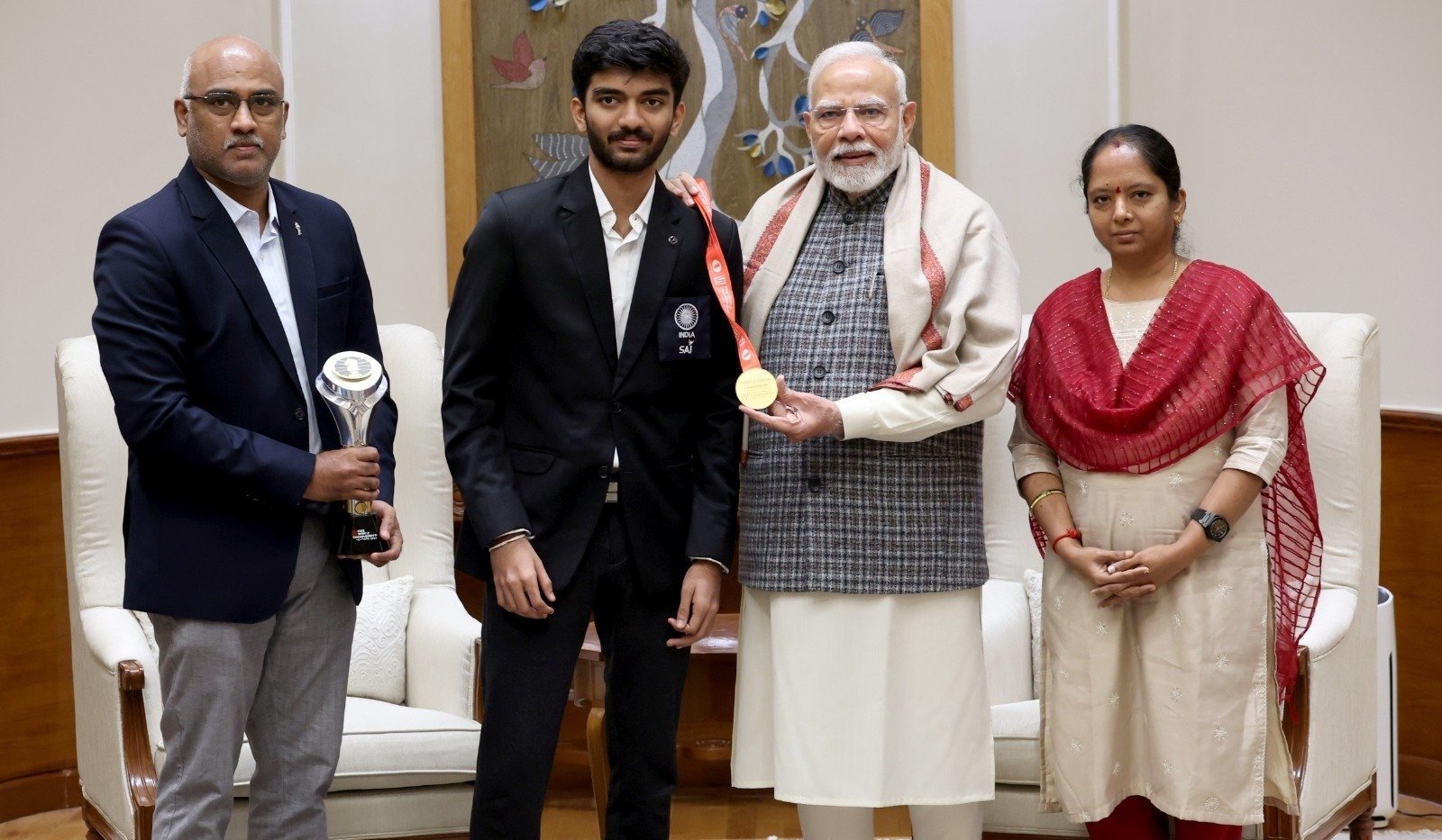 विश्व चेस चैंपियन गुकेश से मिले पीएम मोदी, योग और ध्यान पर हुई चर्चा