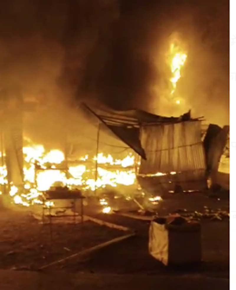 Pendra Breaking : अमरकंटक में जैन मंदिर के बाहर दुकानों में लगी भीषण आग, लाखों का सामान जलकर स्वाहा...वीडियो