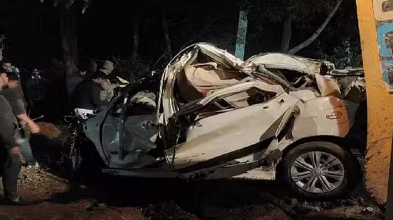Pilibhit Road Accident : पेड़ से टकराकर खाई में गिरी कार, 5 की मौत, 4 घायल