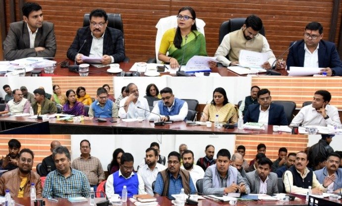 प्रधानमंत्री सूर्यघर मुफ्त बिजली योजना: कलेक्टर ऋचा प्रकाश चौधरी की बैठक में चर्चा