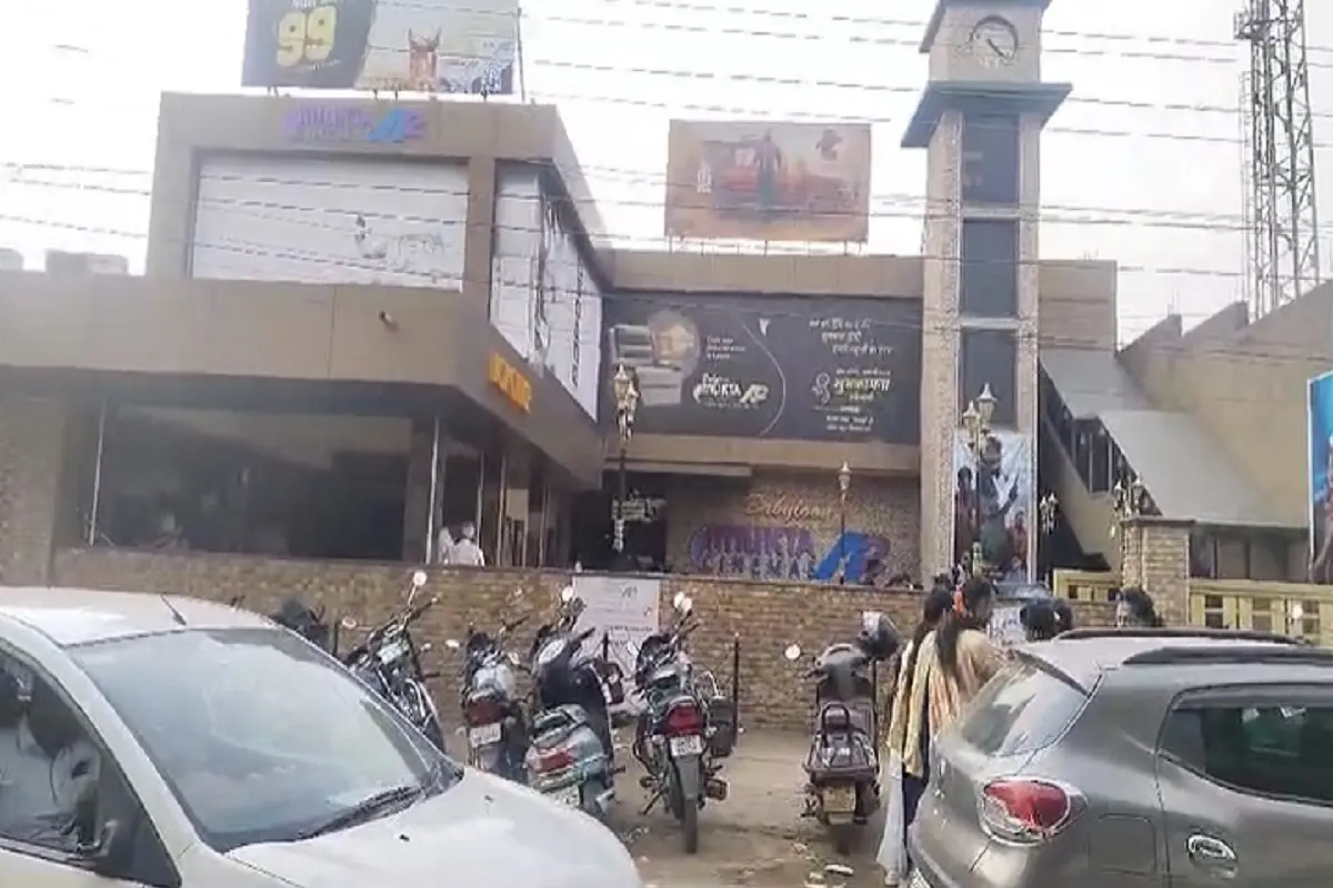 Robbery incident in Mukta Talkies of old Bhilai, security personnel taken hostage and loot worth lakhs