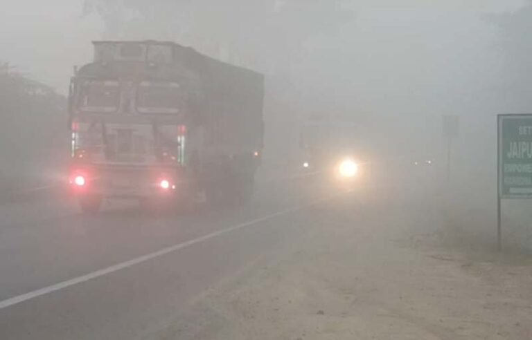 UP Weather Update : घने कोहरे ने वाहनों की रफ्तार में लगाया ब्रेक, गलन भरी ठंड से जनजीवन अस्त-व्यस्त...